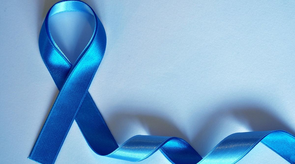 Fita azul de conscientização sobre o câncer de testículo