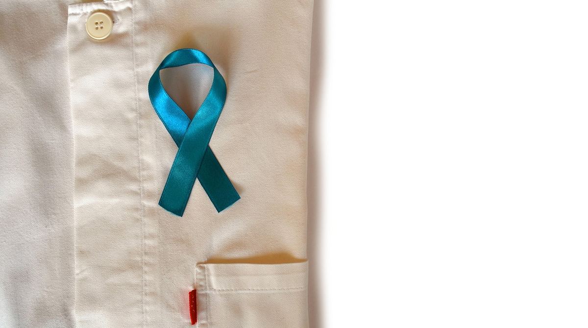 Fita de conscientização em jaleco branco, lembrete do autoexame mensal
