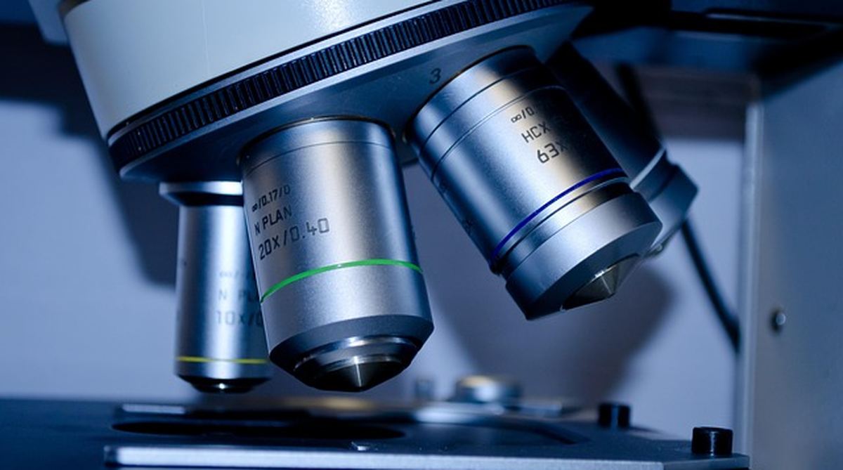 Lentes de microscópio de laboratório utilizado na análise do espermograma