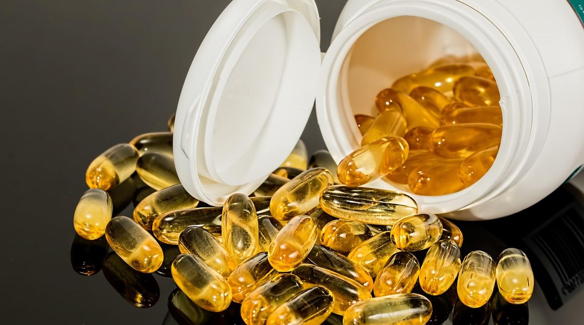 Cápsulas de medicamento, simbolizando o período de tratamento da prostatite