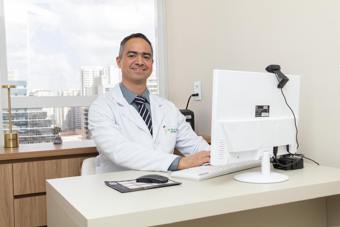 Dr. Eduardo Martins de Sousa em seu consultório na Clínica UroFlux Master